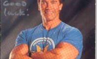 ARNOLD SCHWARZENEGGER IN UNA FOTO CON DEDICA